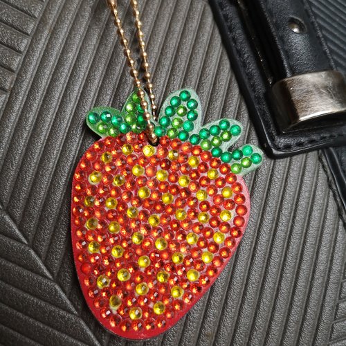 Bijou de sac /porte-clés fraise en perles de diamants 