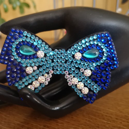 Barrette nœud papillon bleu en perles de diamants