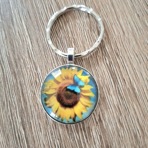Porte-clés un papillon sur un tournesol