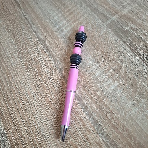 Stylo fuchsia et noir
