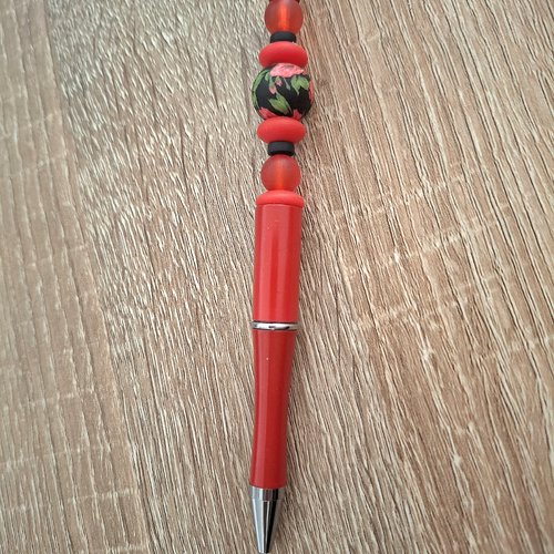 Stylo rouge perle fleurie