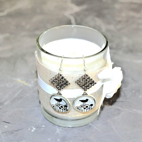 Boucles d'oreilles pendantes l oiseau sur les fleurs