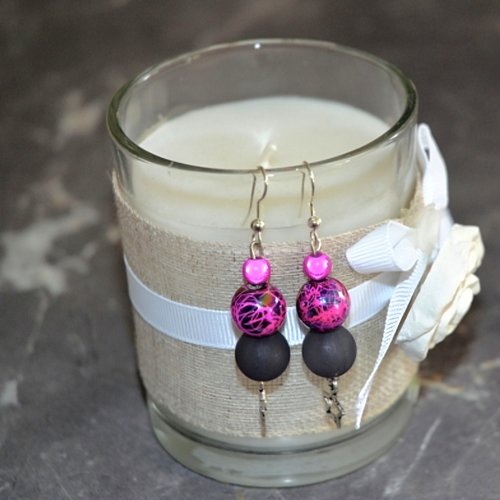Boucles d'oreilles pendantes perles fuchsia et noir