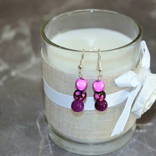 Boucles d'oreilles pendantes perles magiques fuchsia noir