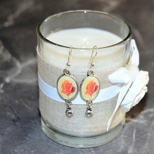 Boucles d'oreilles pendantes cabochon avec une rose