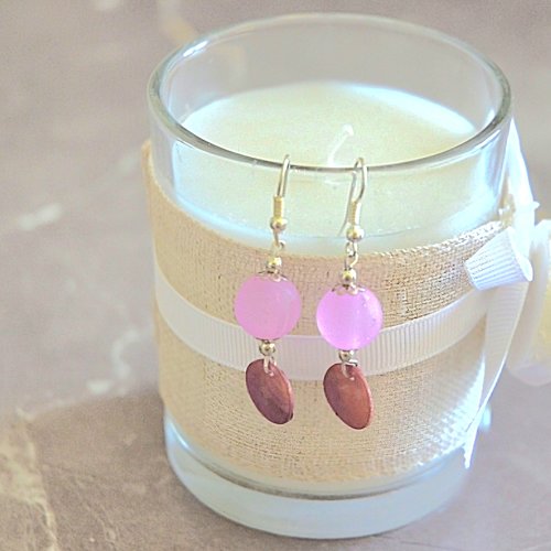 Boucles d'oreilles pendantes perles et sequins rose