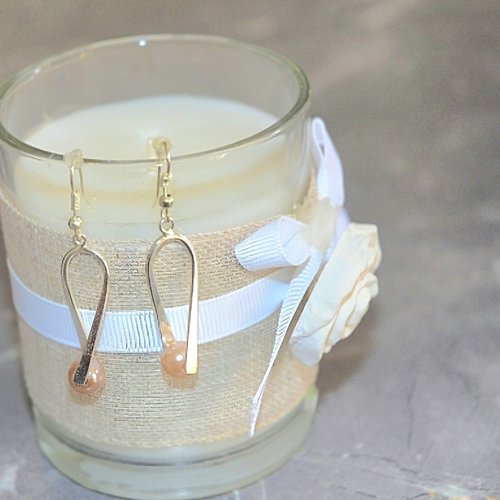 Boucles d'oreilles pendantes perles beige