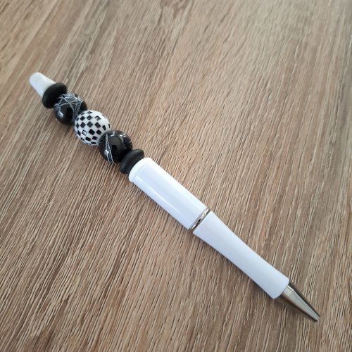 Stylo blanc et noir à damiers