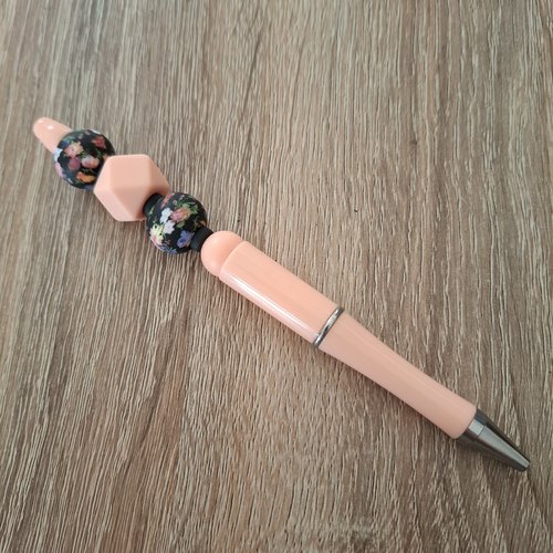 Stylo saumon perles fleurs noires