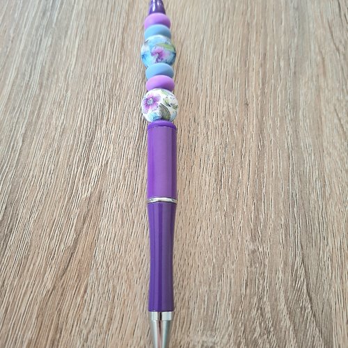 Stylo violet perles bleues