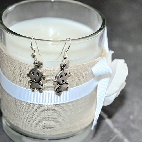 Boucles d'oreilles pendantes argentees petite fille étonnée