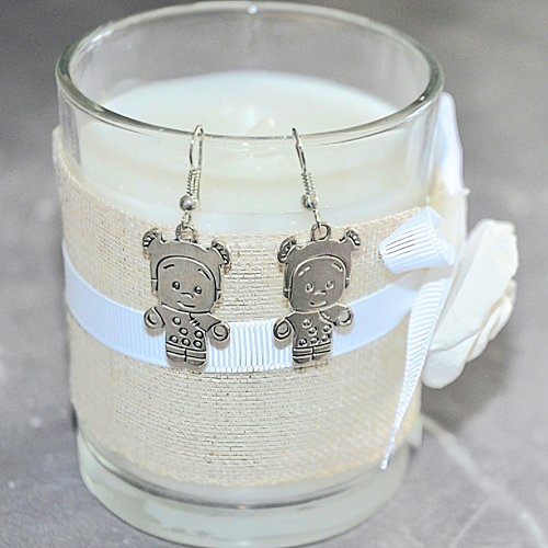 Boucles d'oreilles pendantes argentees petite fille debout