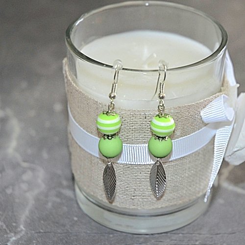 Boucles d'oreilles pendantes perles vert blanc et pampille plume argentee