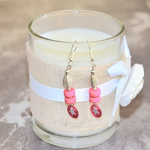 Boucles d'oreilles pendantes argentees perles et sequins rose