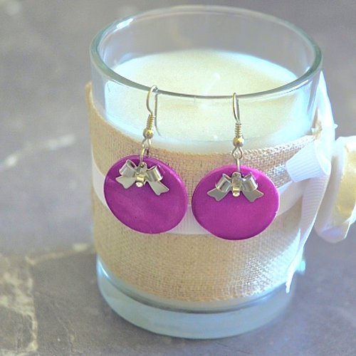 Boucles d'oreilles pendantes créoles fuchsia noeud argenté