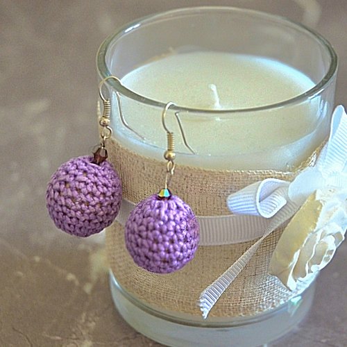 Boucles d'oreilles pendantes boules crochet violet