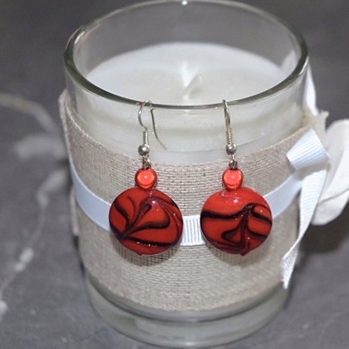 Boucles d'oreilles pendantes petites perles tigrees rouge noir