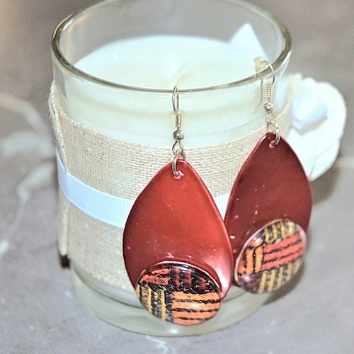 Boucles d'oreilles pendantes rouge cabochon rayé