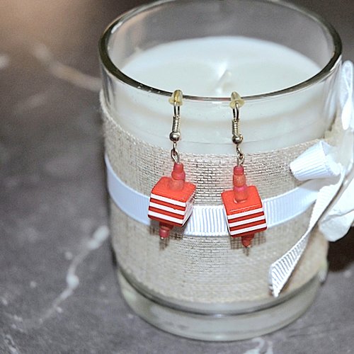 Boucles d'oreilles pendantes perles cubes rayés rouge blanc