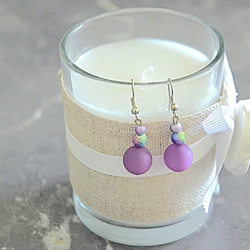 Boucles d'oreilles pendantes perles irisée bleu mauve