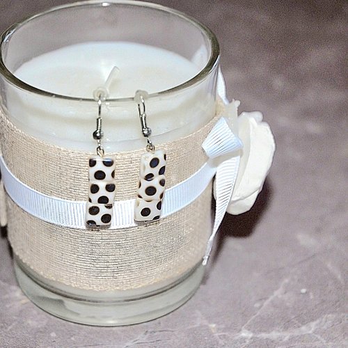 Boucles d'oreilles pendantes perles cubes blanc pois bleu