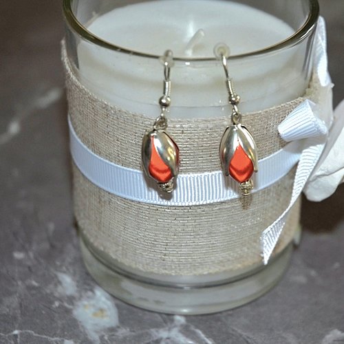 Boucles d'oreilles pendantes perles argentees et rouge