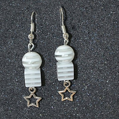 Boucles d'oreilles pendantes perles rayées blanc étoile argentee