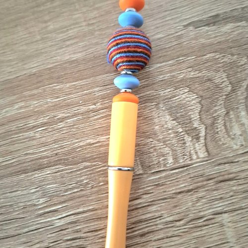 Stylo orange et bleu