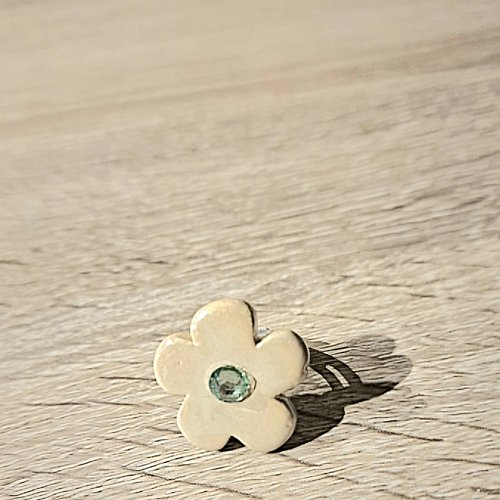Bague réglable cabochon fleur céramique beige