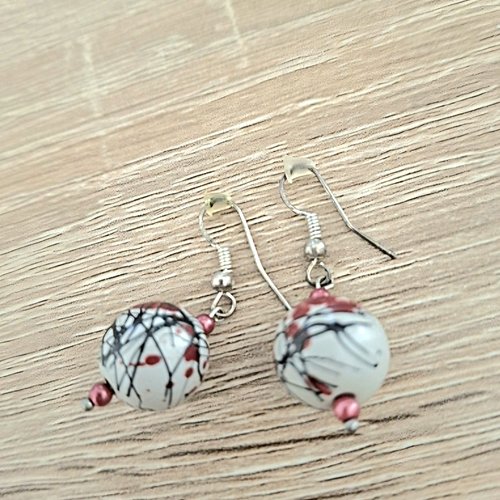 Boucles d'oreilles bois pendantes perles graffiti rouge noir gris