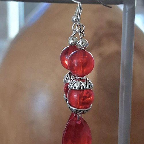 Boucles d'oreilles pendantes perles rouge translucide et argentees