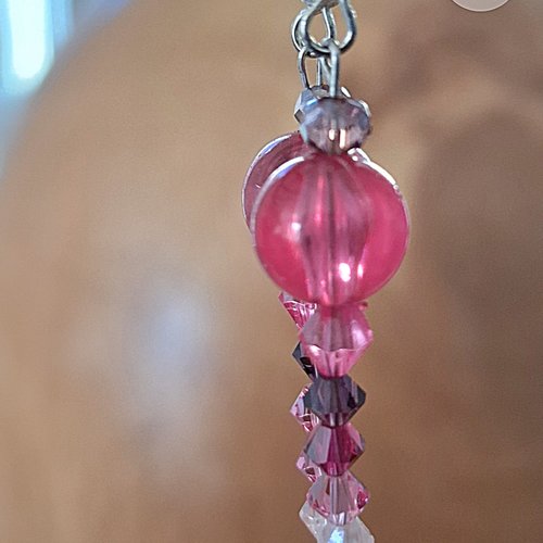 Boucles d'oreilles pendantes perles rose translucides et facettes