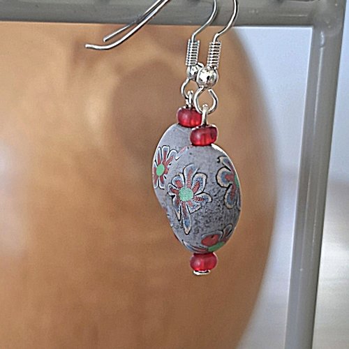 Boucles d'oreilles pendantes perles grise fleurs