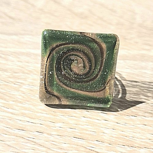 Bague carree en verre or et vert