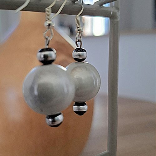 Boucles d'oreilles pendantes perles magiques gris métallisé