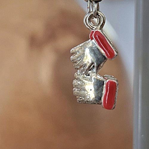 Boucles d'oreilles pendantes petites mains argentees
