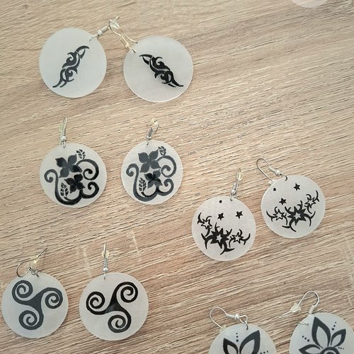 Des boucles d'oreilles pendantes en plastique dingue