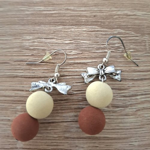 Boucles d'oreilles pendantes perles beige marron