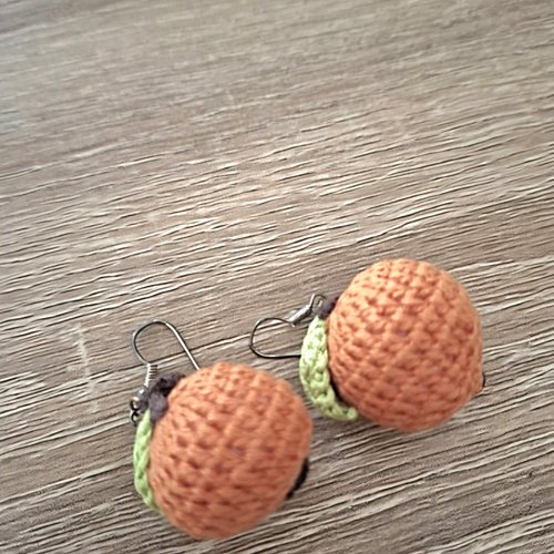Boucles d'oreilles pendantes perles tricot orange et vert