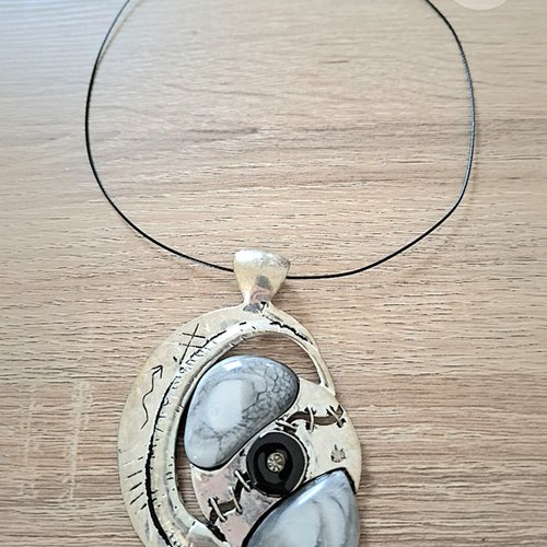 Collier tour du cou argenté pendentif pierre