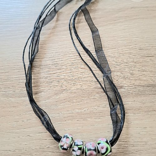 Collier tour du cou coton ciré noir 4 perles fleurs roses