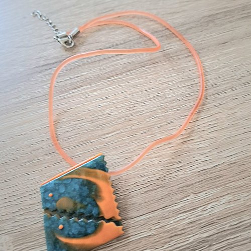 Collier tour du cou plastique orange pendentif email bleu orange