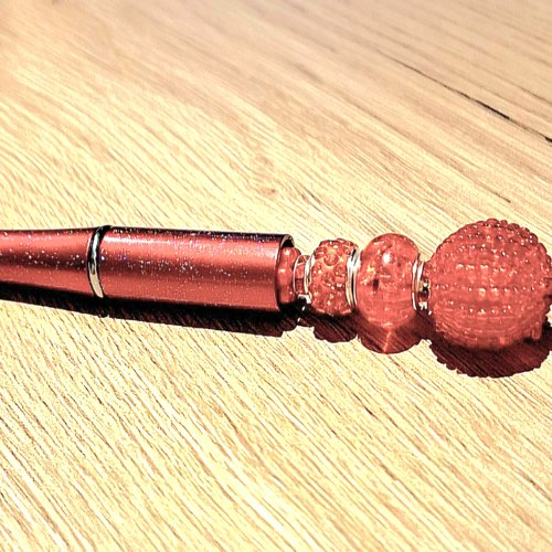 Stylo rouge métallisé perles assorties