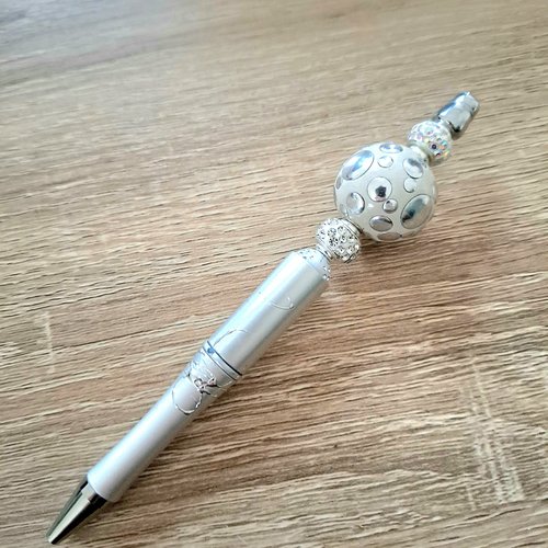 Stylo gris argenté perles assorties