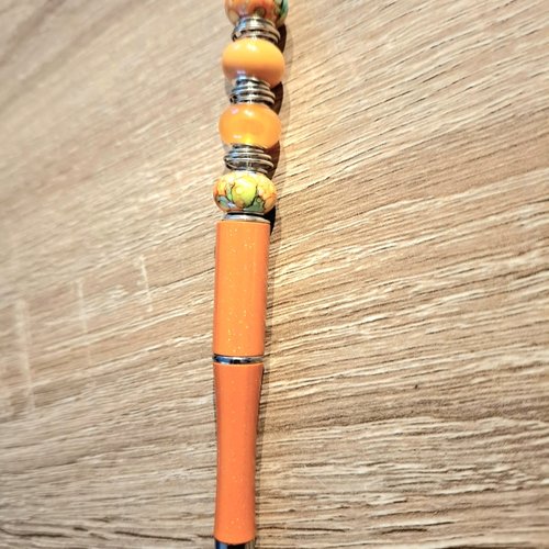 Stylo orange perles assorties et metal