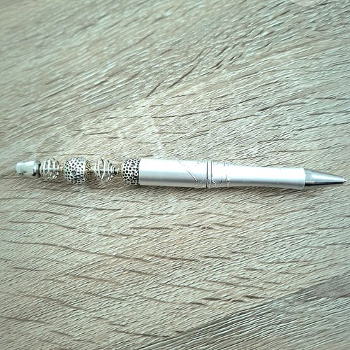 Stylo gris métallisé perles assorties