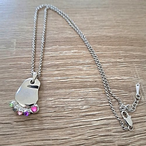 Collier argenté petit pied et strass colorés