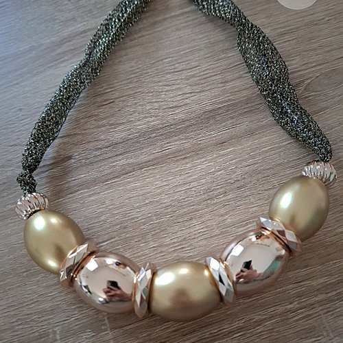 Collier filet gris métallisé et perles dorees
