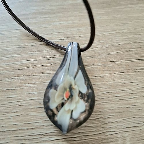 Collier tour du cou coton ciré noir pendentif goutte verre noir blanc fleur