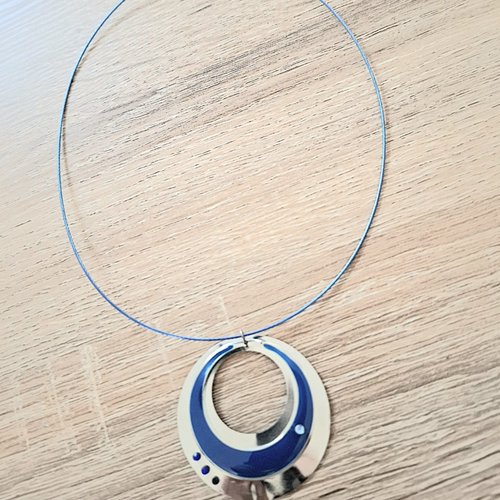 Collier tour du cou acier pendentif métal et bleu